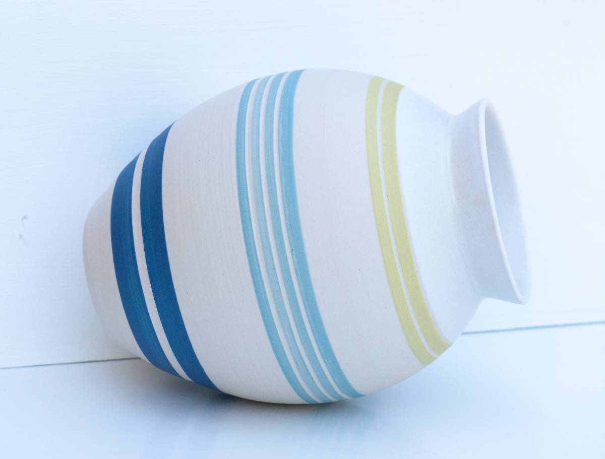 Vase à panse avec des bandes d'engobe de couleur côtière brillante
