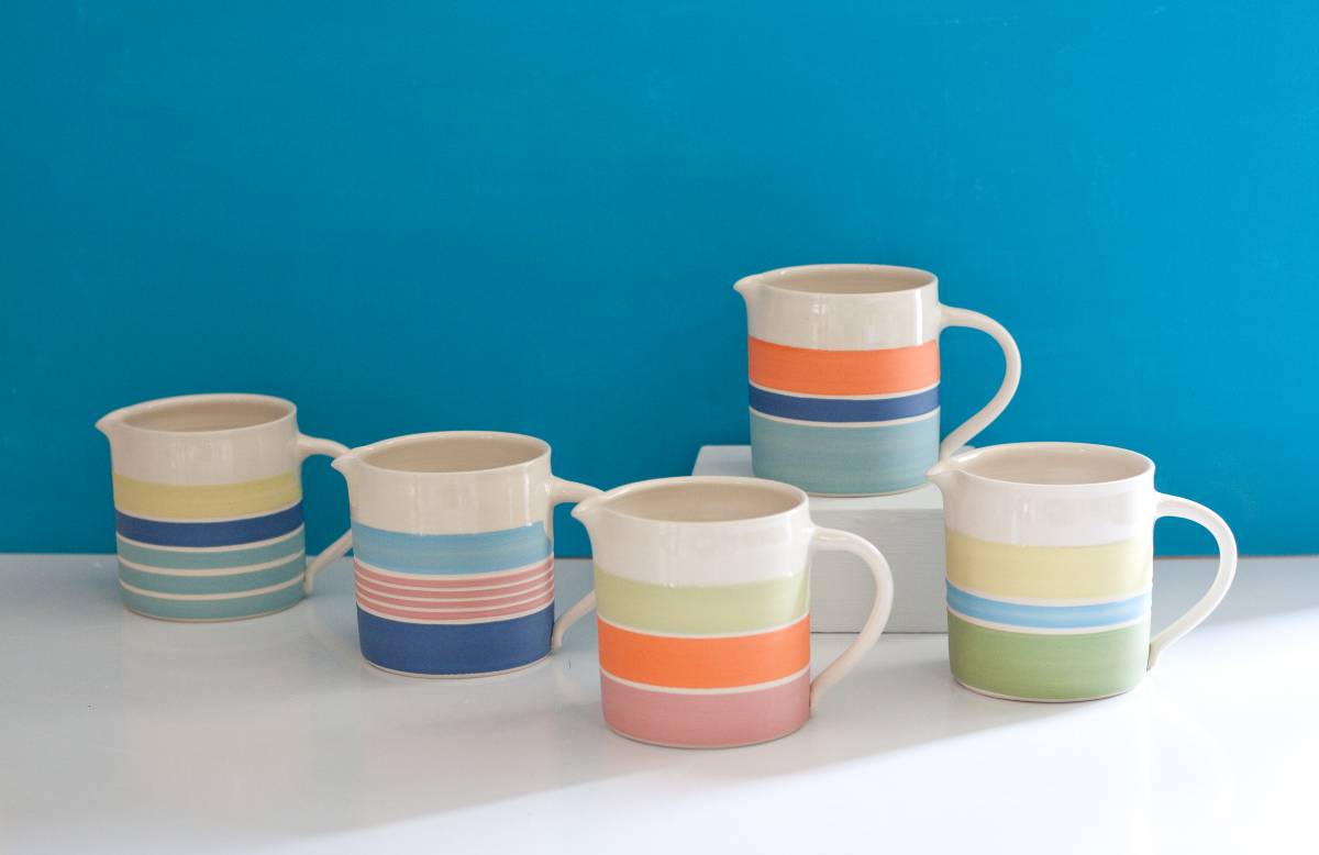 Larges pichets avec bandes d'engobe de couleurs vives