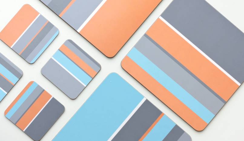 Sets de table et sous-verres à rayures aqua et orange