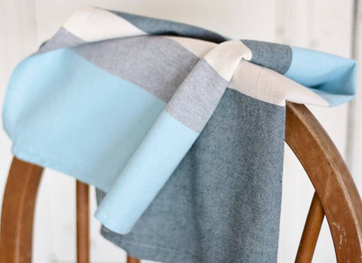 serviette à thé aqua et gris en coton recyclé